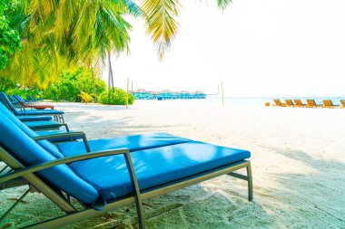 tropikal Maldivler Adası plaj ve deniz ile plaj sandalyesi