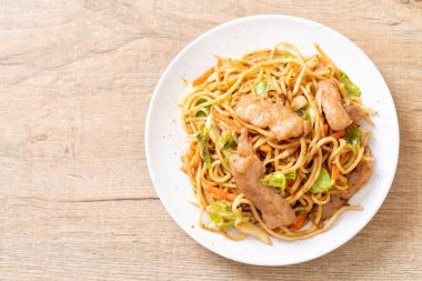 tavada kızartılmış yakisoba noodle domuz eti ile