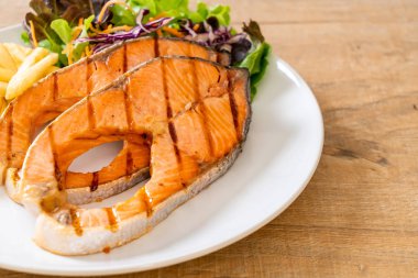 patates kızartması ile ızgara somon biftek fileto