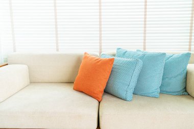 Oturma odasında kanepe ve sandalye dekorasyon üzerinde yastık 