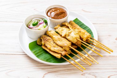 Domuz Satay-ızgara domuz fıstığı sosu veya tatlı ile servis ve 