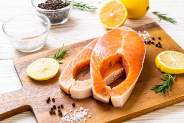 taze çiğ somon fileto biftek