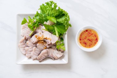 Haşlanmış balık dip sos ile