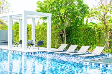 Yatak havuzu ile açık yüzme havuzunda otel ve tatil