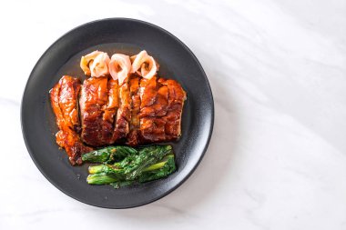 Kızarmış ördek masada.