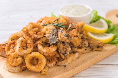 soslu kızarmış deniz ürünleri (mürekkep, karides, midye)