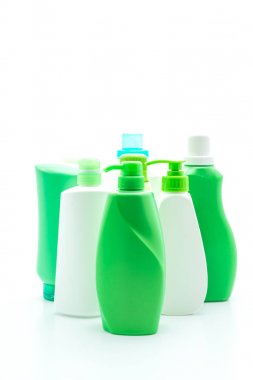 Beyaz arka plan üzerinde şampuan veya saç kremi şişe