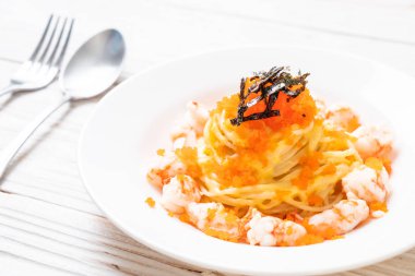 karidesler ve karides yumurtası ile spagetti kremsi