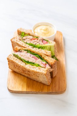 Ev yapımı ton balıklı sandviç 