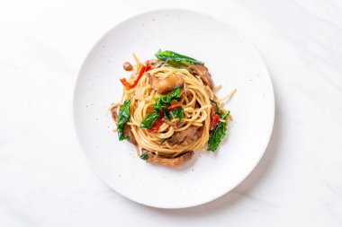 tavuk ve fesleğen ile karıştırın-kızarmış spagetti