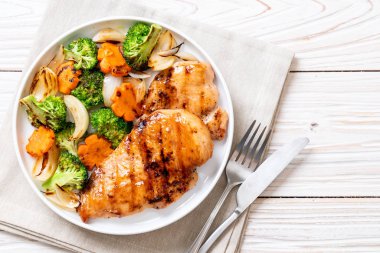 çukurunu tavuk göğsü biftek sebze ile