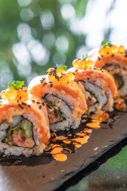 somon suşi rulo kaz ciğeri ile