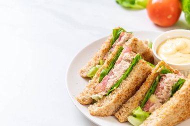 Ev yapımı ton balıklı sandviç 