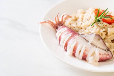 Kalamarlar veya ahtapot risotto