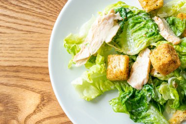 Tavuklu Sezar salatası