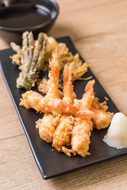 sebzeli karides tempura (hırpalanmış kızarmış karides)