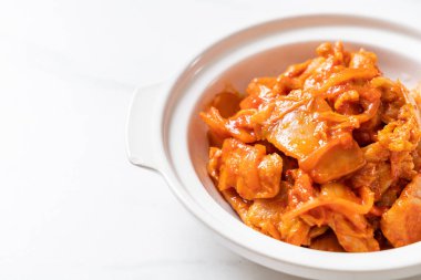kimchi ile tavada kızartılmış domuz eti
