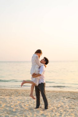 Mutlu çift balayı gidiş tropikal kum plajı üzerinde su içinde seyahat.