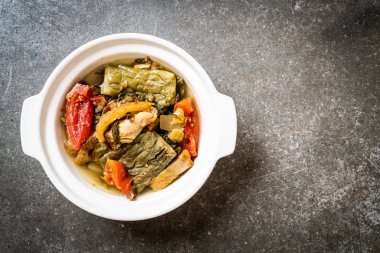 Acı kabak ve domuz eti ile korunmuş hardal yeşil çorba 