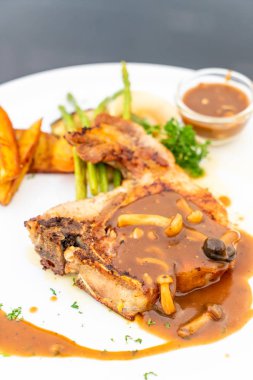 domuz eti biftek et suyu sosu ile