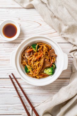 domuz ve sebze ile kızarmış erişte