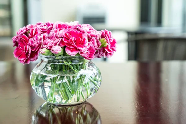 Mooie boeket bloem in vaas op tafel — Stockfoto