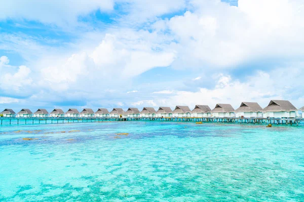 Schöne tropische Malediven Resort Hotel und Insel mit Strand a — Stockfoto