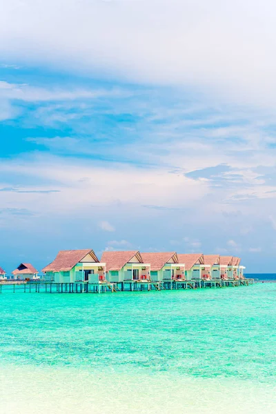 Hermoso complejo tropical de Maldivas hotel e isla con playa a — Foto de Stock