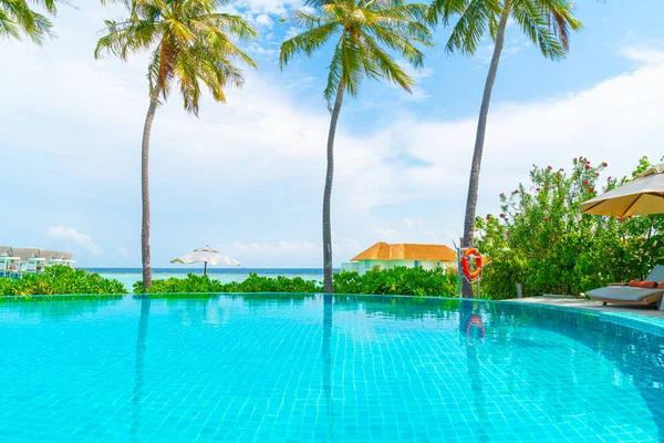 马尔代夫有海滩背景的游泳池 — 图库照片