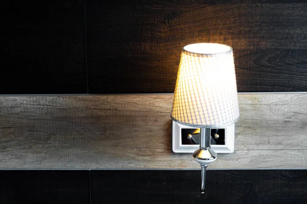 Lampe brillante dans la chambre — Photo