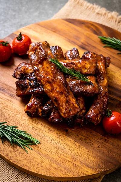 Gegrilde barbecue ribben varkensvlees — Stockfoto