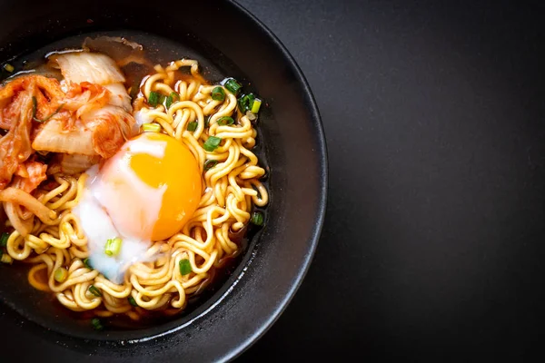 Korean instant noodles with kimchi and egg — Stock Photo, Image