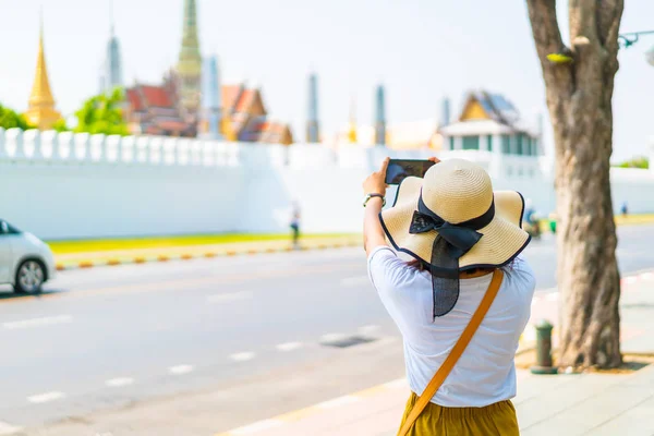 快乐亚洲妇女旅游在泰国 — 图库照片