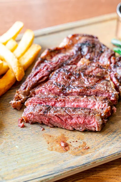 Közepesen ritka marhahús steak zöldséges burgonyával — Stock Fotó