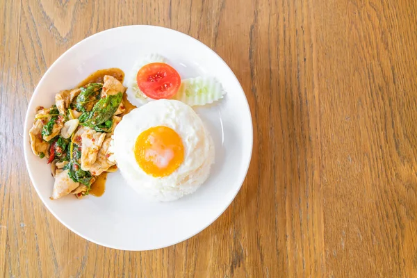 Basil Fried Chicken dan telur goreng dengan nasi — Stok Foto