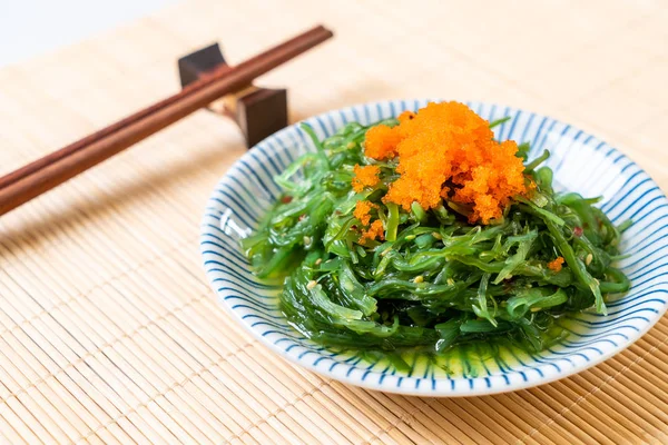 Салат из морских водорослей с яйцами креветок в японском стиле — стоковое фото