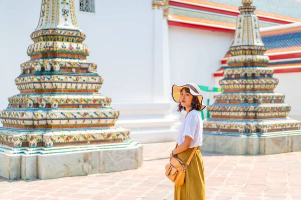 Happy Asian Woman Travel at temple in Thailand — Stock Photo, Image