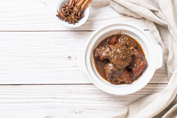 Guisado de porco com ervas — Fotografia de Stock