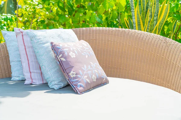 Подушка на дивані стілець прикраса відкритого патіо — стокове фото