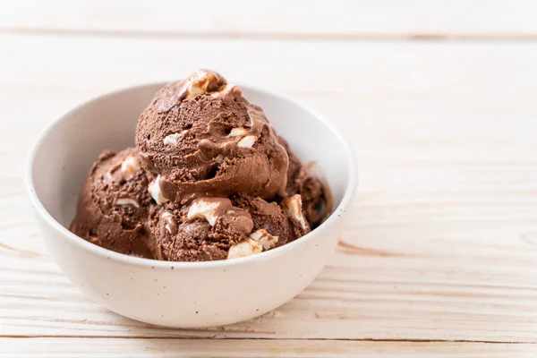 Helado de chocolate con malvaviscos — Foto de Stock