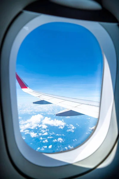 Хмари і небо, як видно через вікно літака — стокове фото