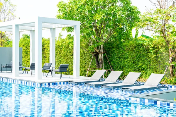 Piscina con piscina al aire libre en hotel y resort — Foto de Stock