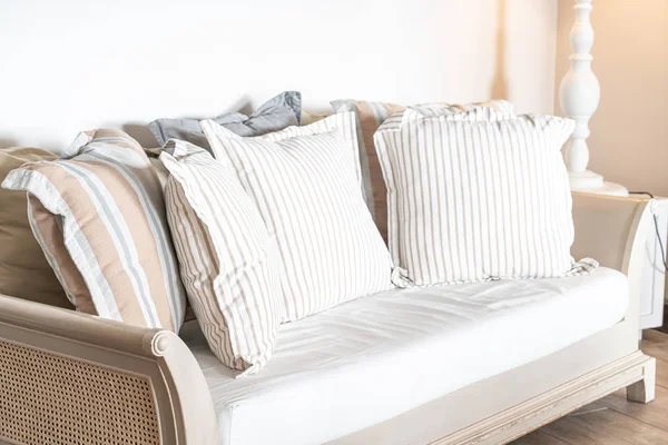 Cuscini su divano decorazione in soggiorno interno — Foto Stock