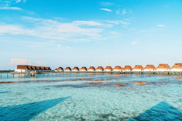 Gyönyörű trópusi Maldív-szigetek Resort Hotel és sziget a stranddal — Stock Fotó