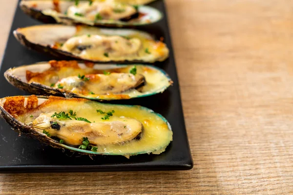 Mejillón al horno con queso — Foto de Stock