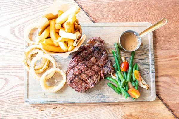 Közepesen ritka marhahús steak zöldséges burgonyával — Stock Fotó