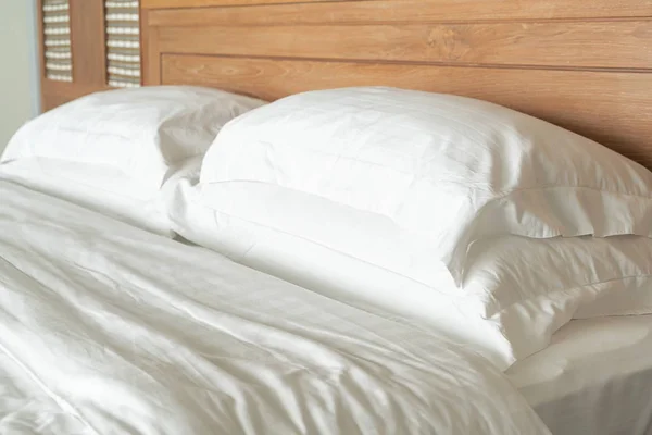 Almohada blanca en la decoración de la cama interior del dormitorio del hotel — Foto de Stock