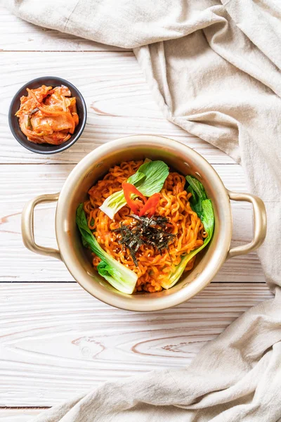 Mie instan korea dengan sayuran dan kimchi — Stok Foto