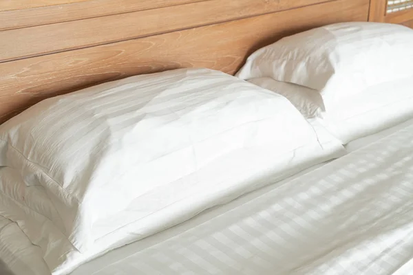 ホテルの寝室のベッドの装飾インテリアに白い枕 — ストック写真