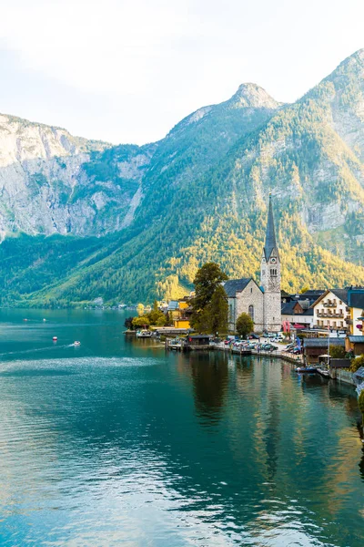 Hallstatt pueblo en el lago Hallstatter en los Alpes austríacos —  Fotos de Stock